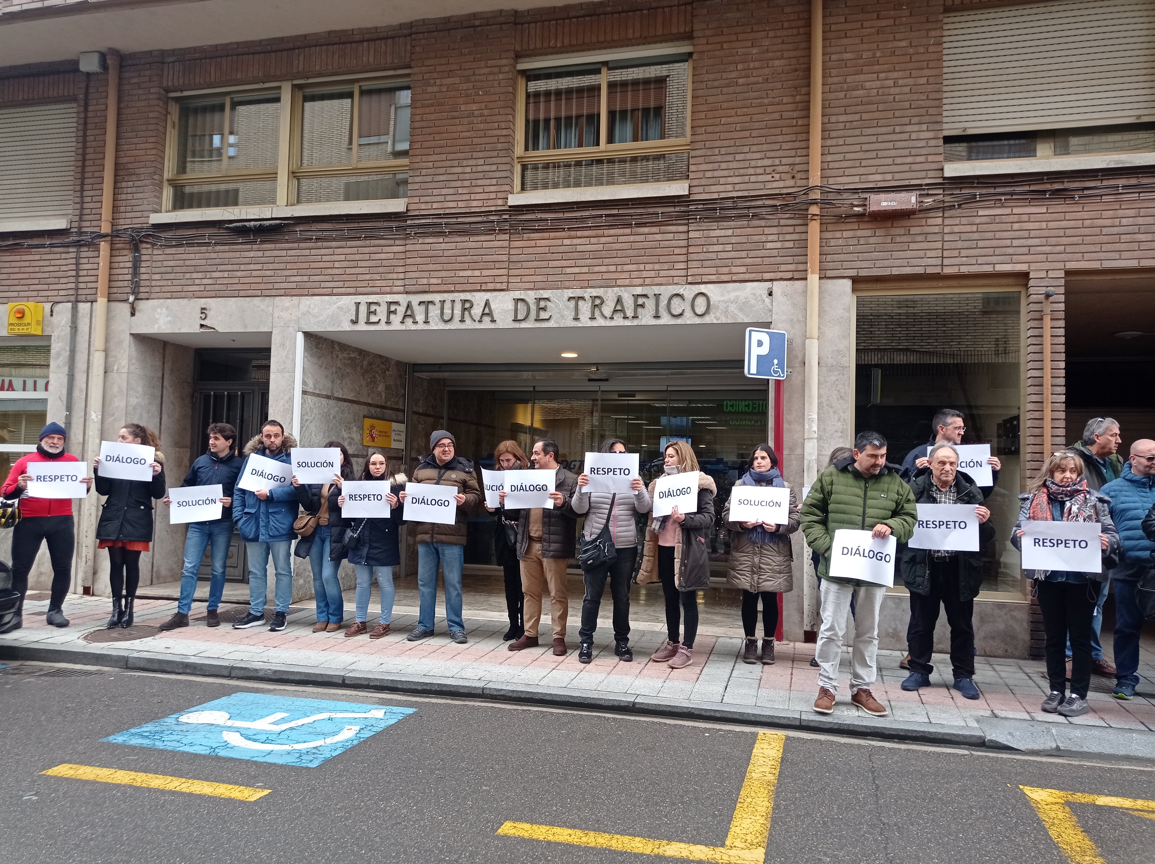 Imagen de la movilización de las autoescuelas lloevada a cabo en su día ante la Jefatura de Tráfico de Palencia