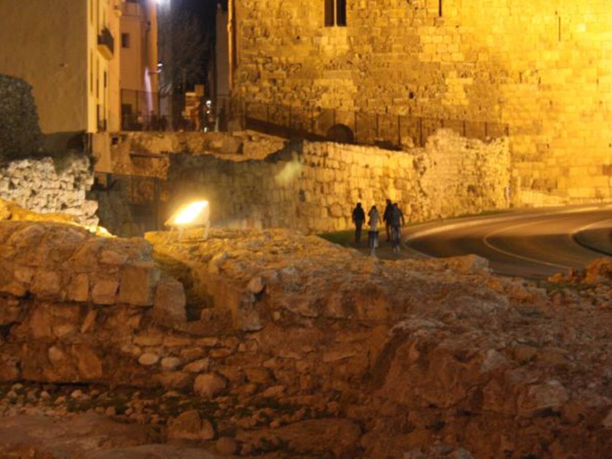 Traslladar les inscripcions romanes a cobert per protegir-les del vandalisme