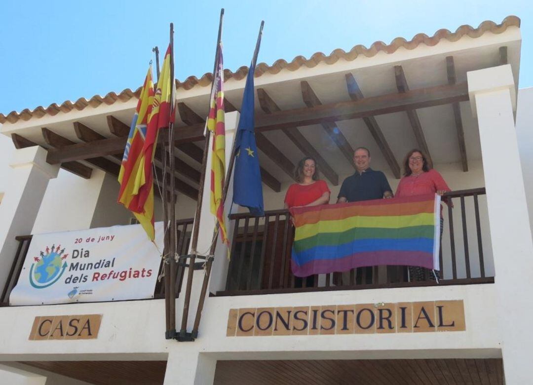 Imagen de archivo del Consell de Formentera con bandera LGTBI