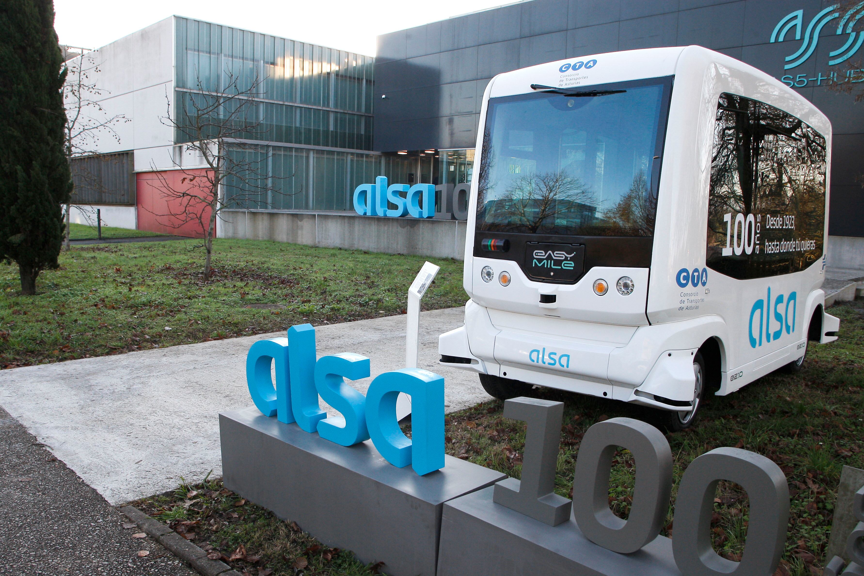 GIJÓN (ASTURIAS) 19/12/2023.- Prototipo de autobús sin conductor visto ante el Centro de Innovación de la empresa ALSA en el Parque Científico y Tecnológico de Gijón que este martes ha sido presentado. EFE/Juan González.
