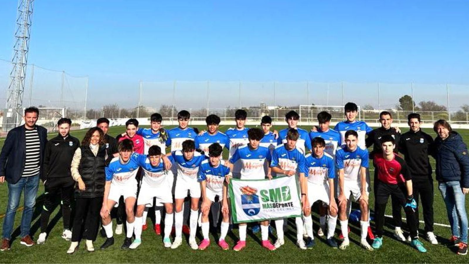 Imagen de la plantilla del equipo juvenil de fútbol de Olías del Rey, durante la temporada 2023-2024