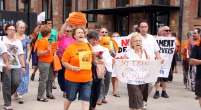 Una cinquantena de persones protesten contra el tancament de llits a la Vall d'Hebron el passat 13 d'agost
