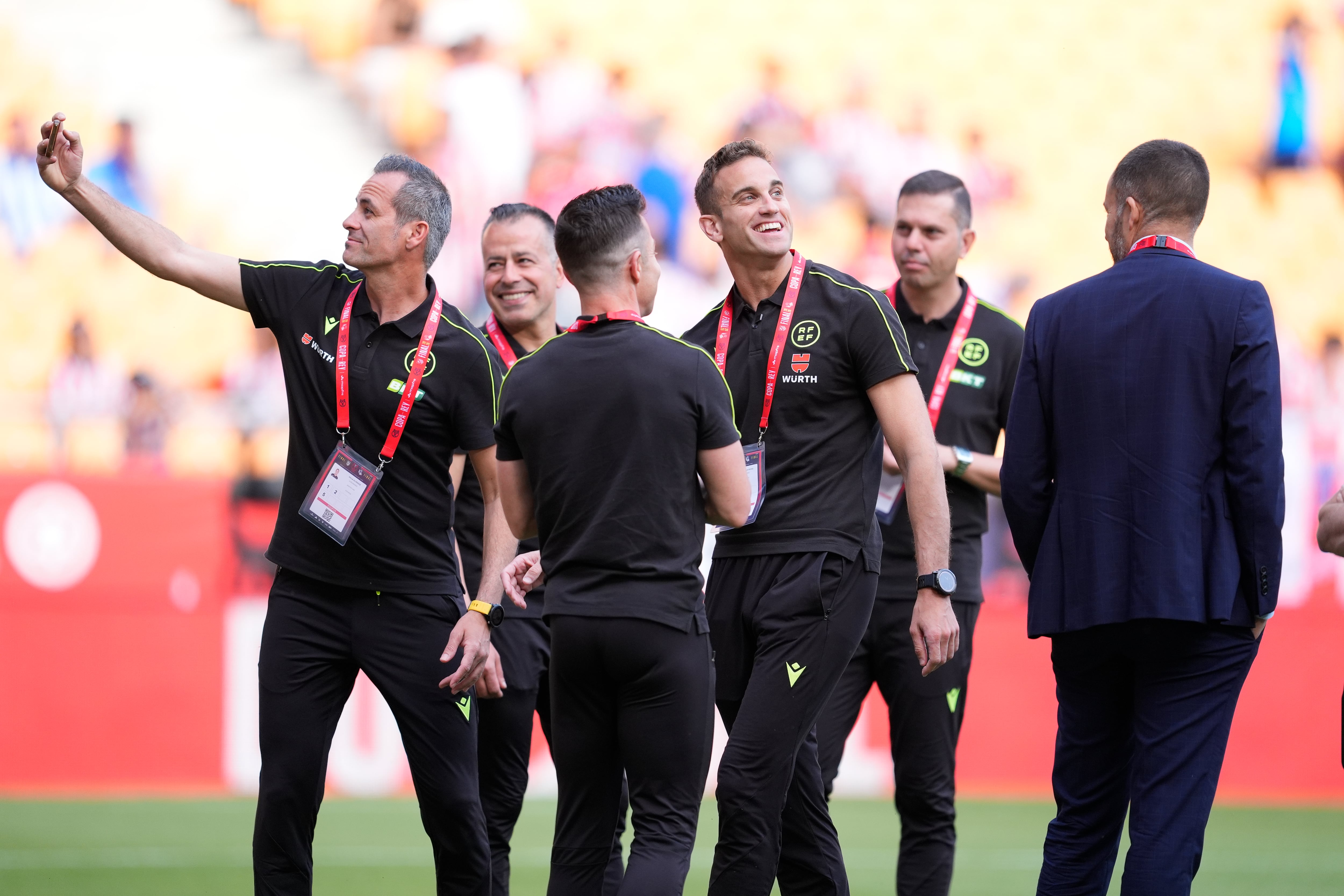 Javier Arberola Rojas con el cuerpo arbitral en la previa de la final de la Copa del Rey en La Cartuja. (Photo By Joaquin Corchero/Europa Press via Getty Images)