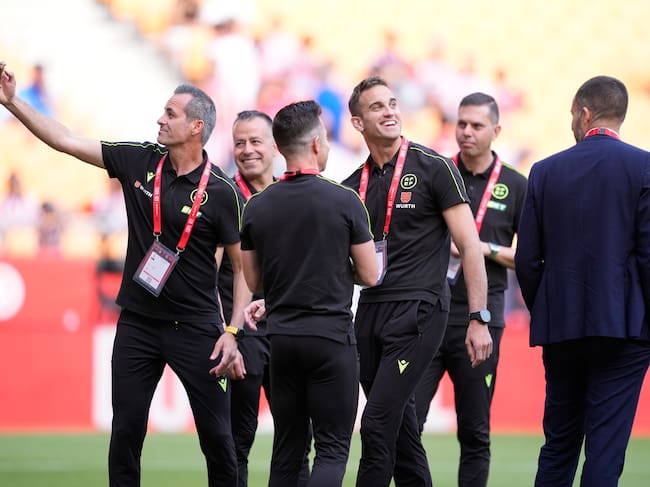 Javier Arberola Rojas con el cuerpo arbitral en la previa de la final de la Copa del Rey en La Cartuja. (Photo By Joaquin Corchero/Europa Press via Getty Images)