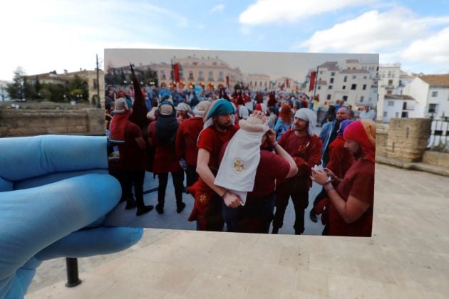 La hermandad de los &quot;Gitanos&quot; de Ronda cruzando el puente en abril de 2019, y de fondo la vía actual.