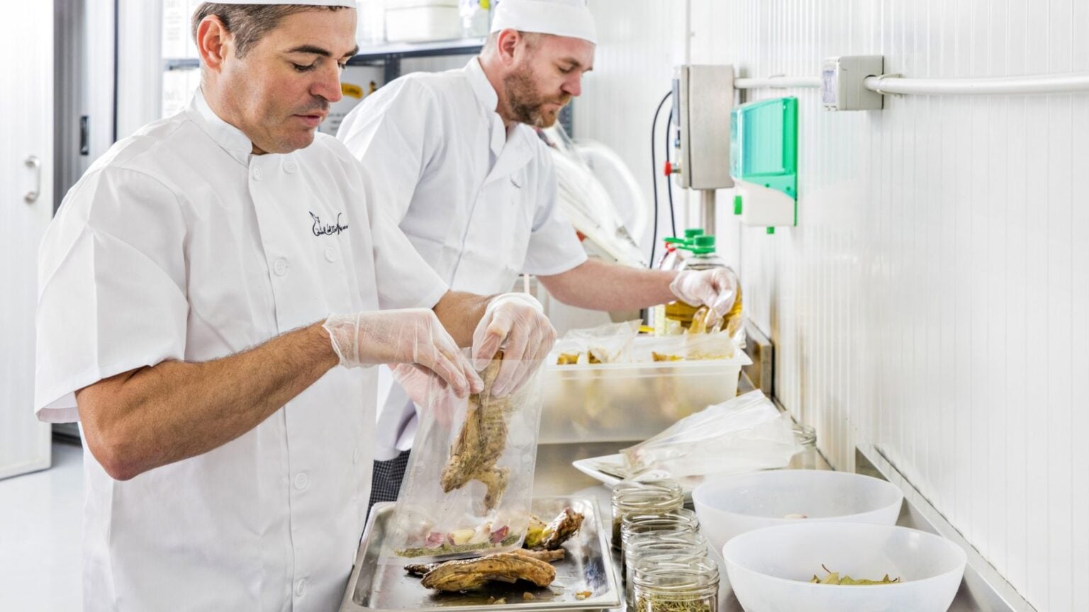 Elaboración del conejo escabechado en Castejón de Valdejasa