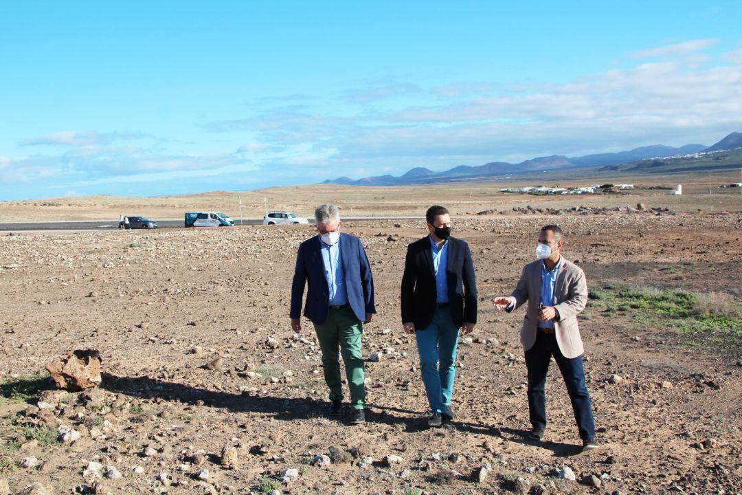 El alcalde de Yaiza, Óscar Noda, el concejal de Vivienda, Ángel Domínguez, y el concejal de Urbanismo, Jonatan Lemes en la parcela que se cederá.