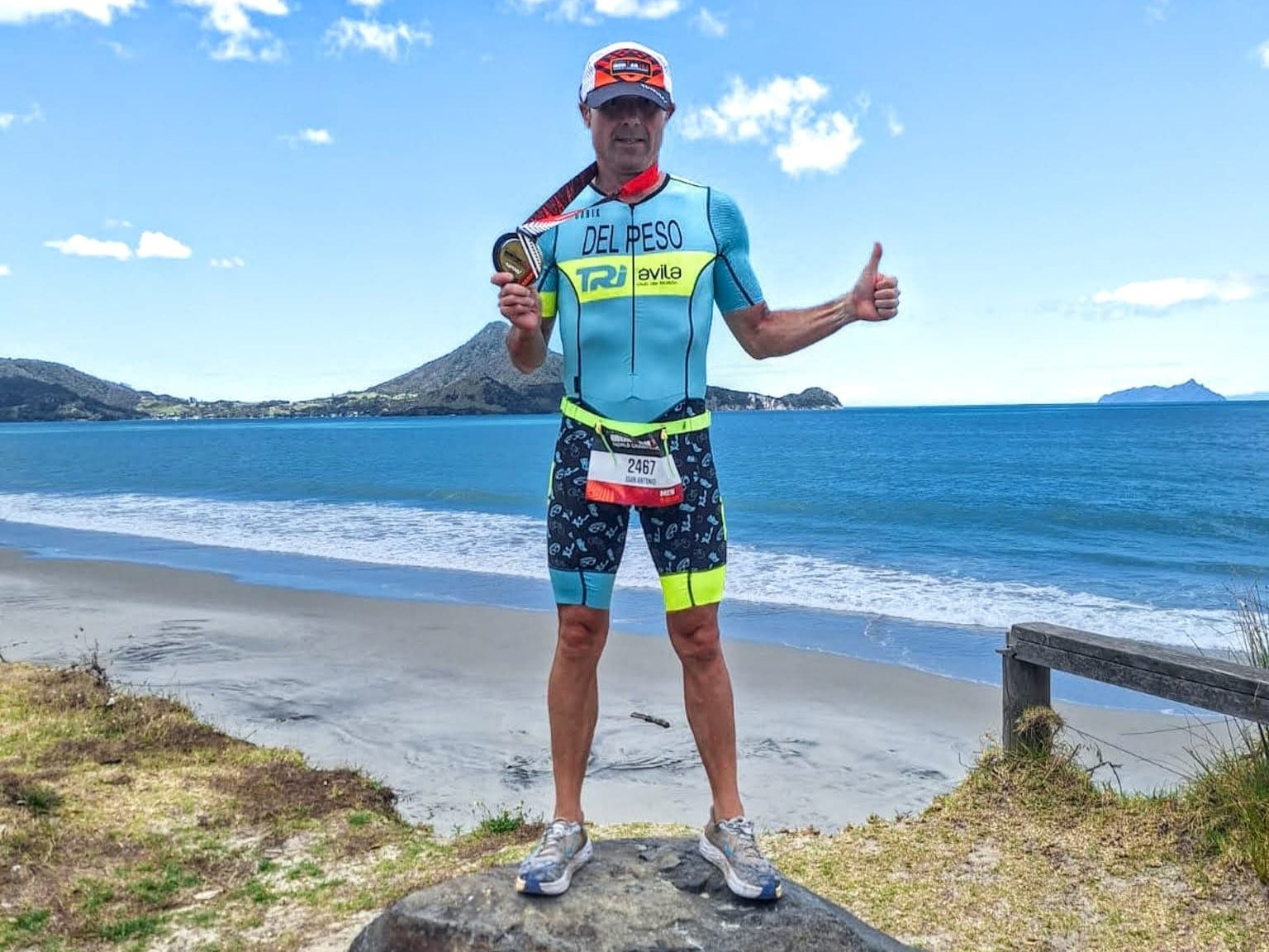 Juan Antonio del Peso, con la medalla que acredita haber finalizado el  mundial de Ironman