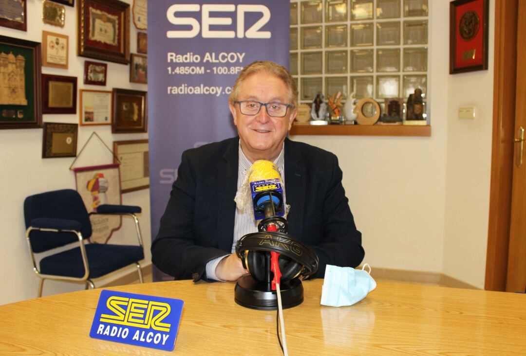 Antonio Bernabeu, alcalde de Castalla en el estudio central de Radio Alcoy