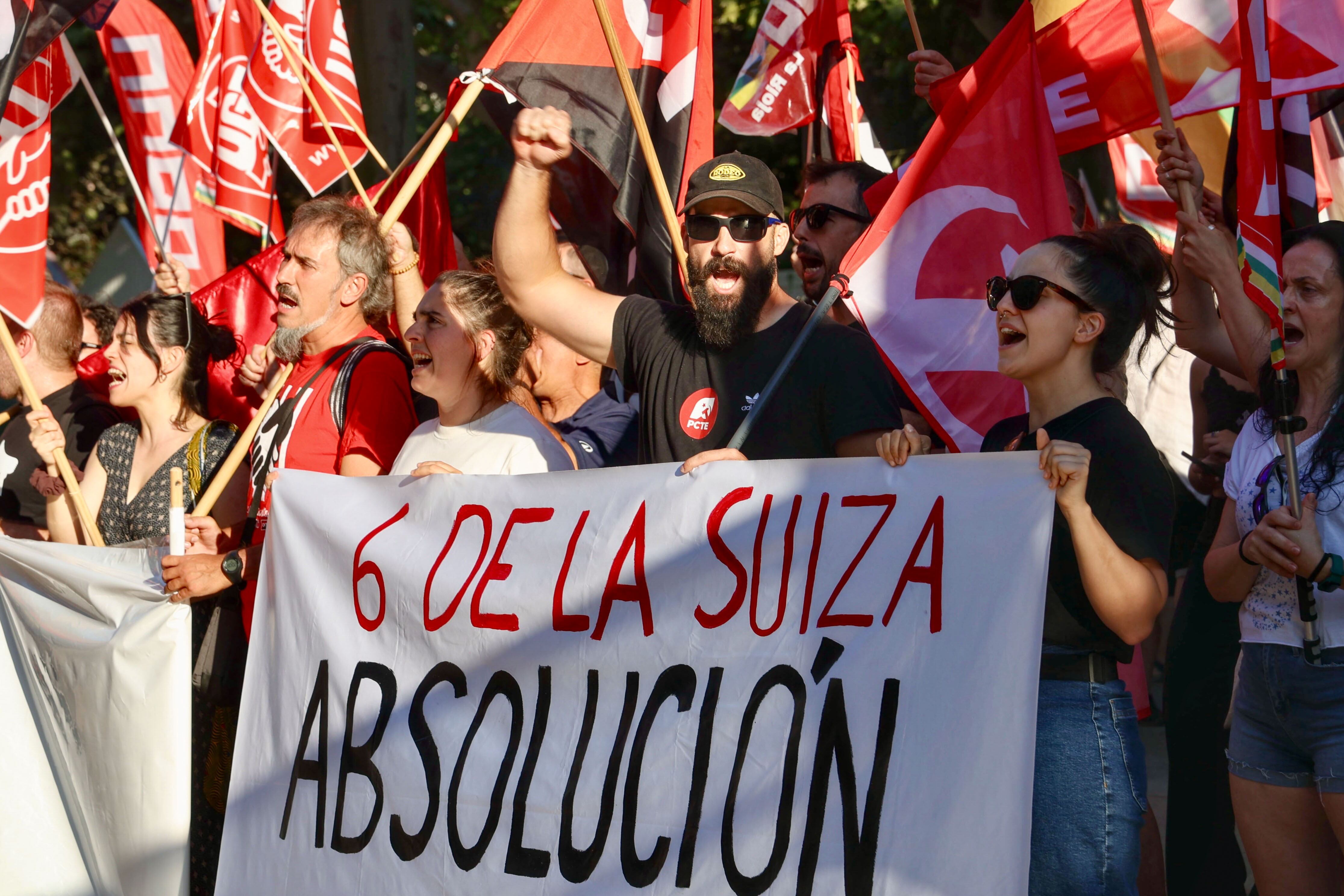 Un centenar de personas, frente a la Delegación del Gobierno en La Rioja para exigir la libertad de las seis sindicalistas asturianas de CNT condenadas a tres años de prisión, conocidas como las &#039;Seis de La Suiza&#039;.