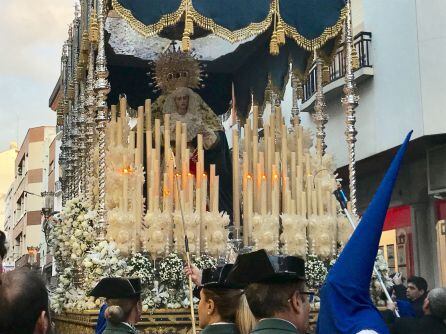 La Virgen de la Salud es llevada por treinta y cinco costaleros