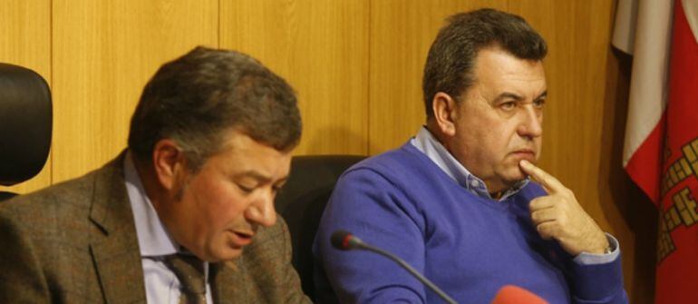 José Manuel Barrio (d) y José Manuel Méndez (i) durante uno de los plenos celebrados en el Ayuntamiento de Arroyo de la Encomienda