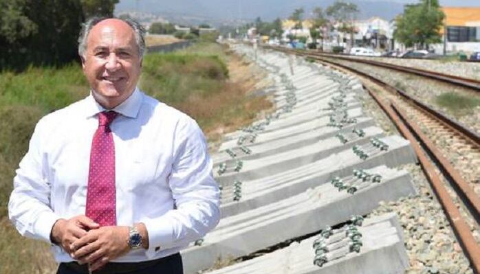 Landaluce en las vías del tren