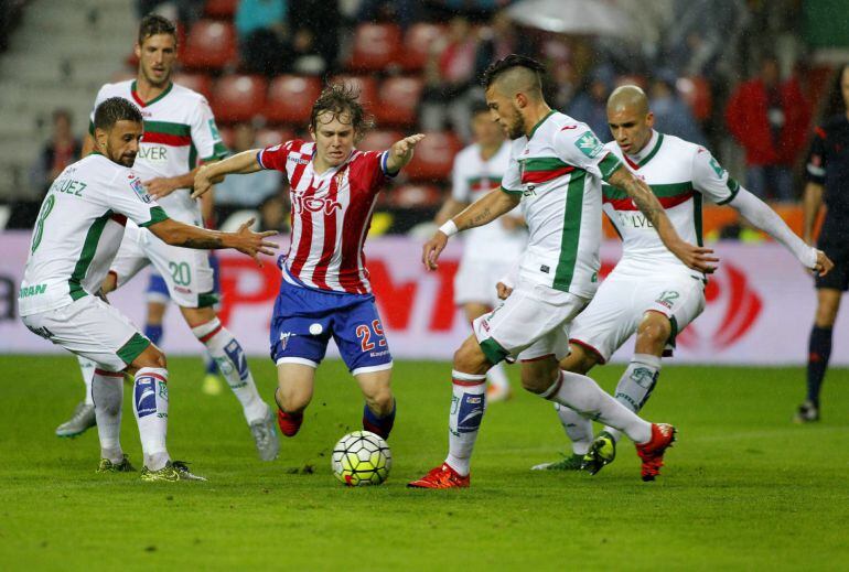 Alen Halilovic con el balón ante los jugadores del Granada.