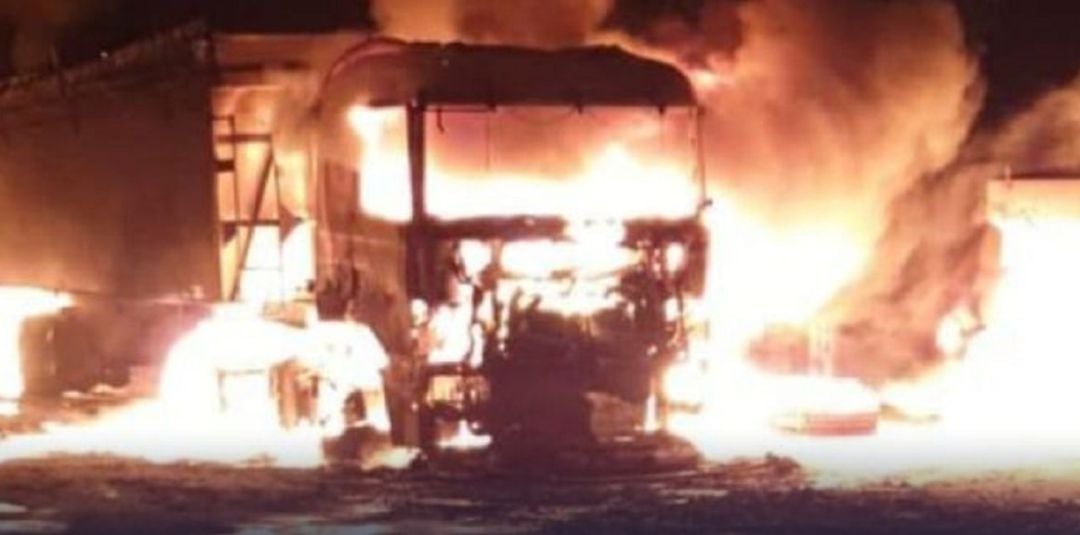 Camión calcinado en el incendio en Cobadu