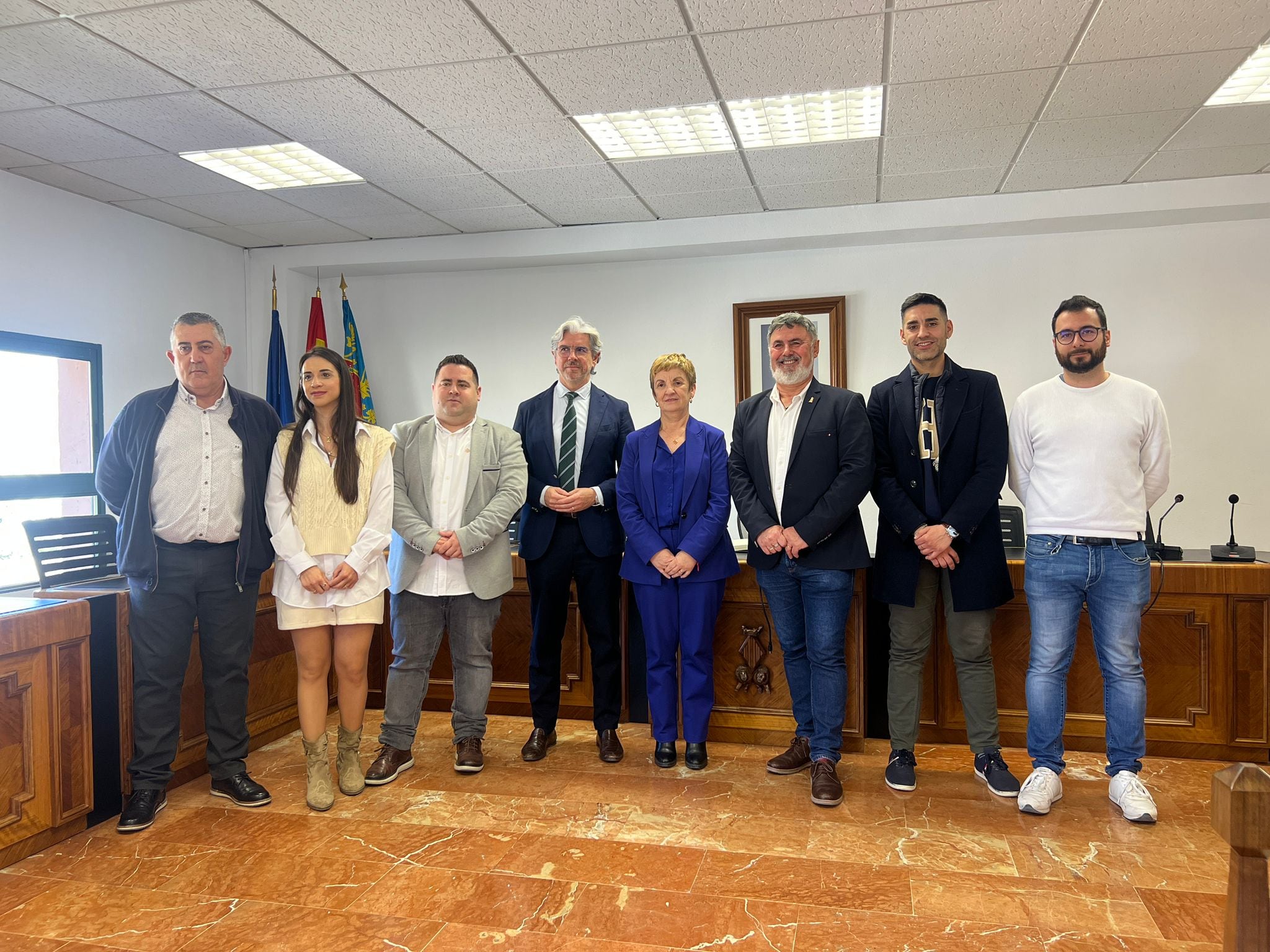 Marián Cano en el centro de la imagen en el Ayuntamiento de Muro