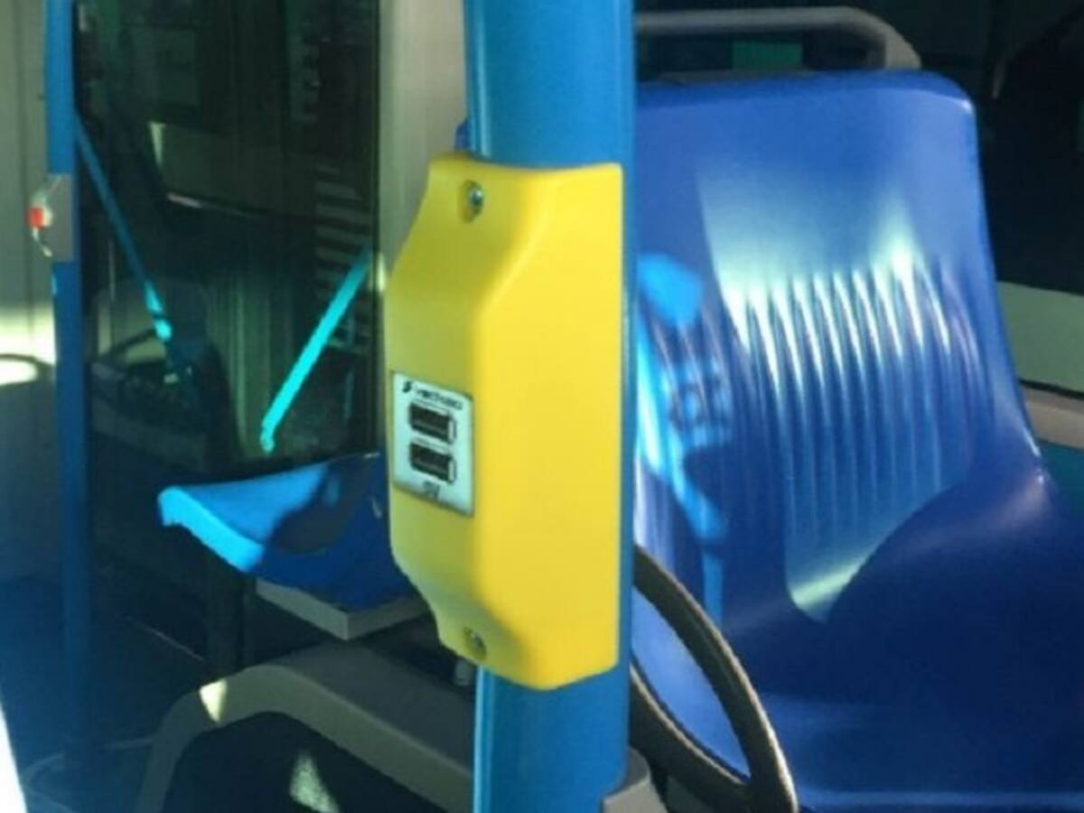 Los autobuses urbanos incorporan cuatro puntos de recarga de móviles USB