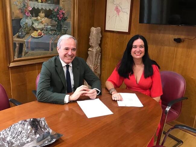 Jorge Azcón, presidente del Gobierno de Aragón, con Lorena Orduna