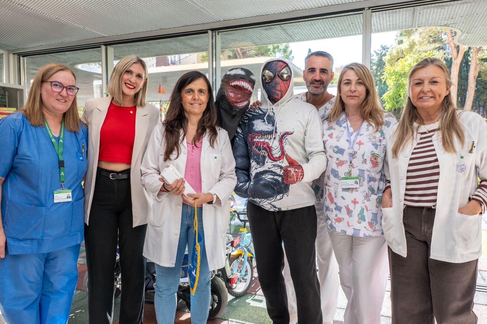 El Hospital Materno-Infantil recibe la donación de un detector de venas portátil
