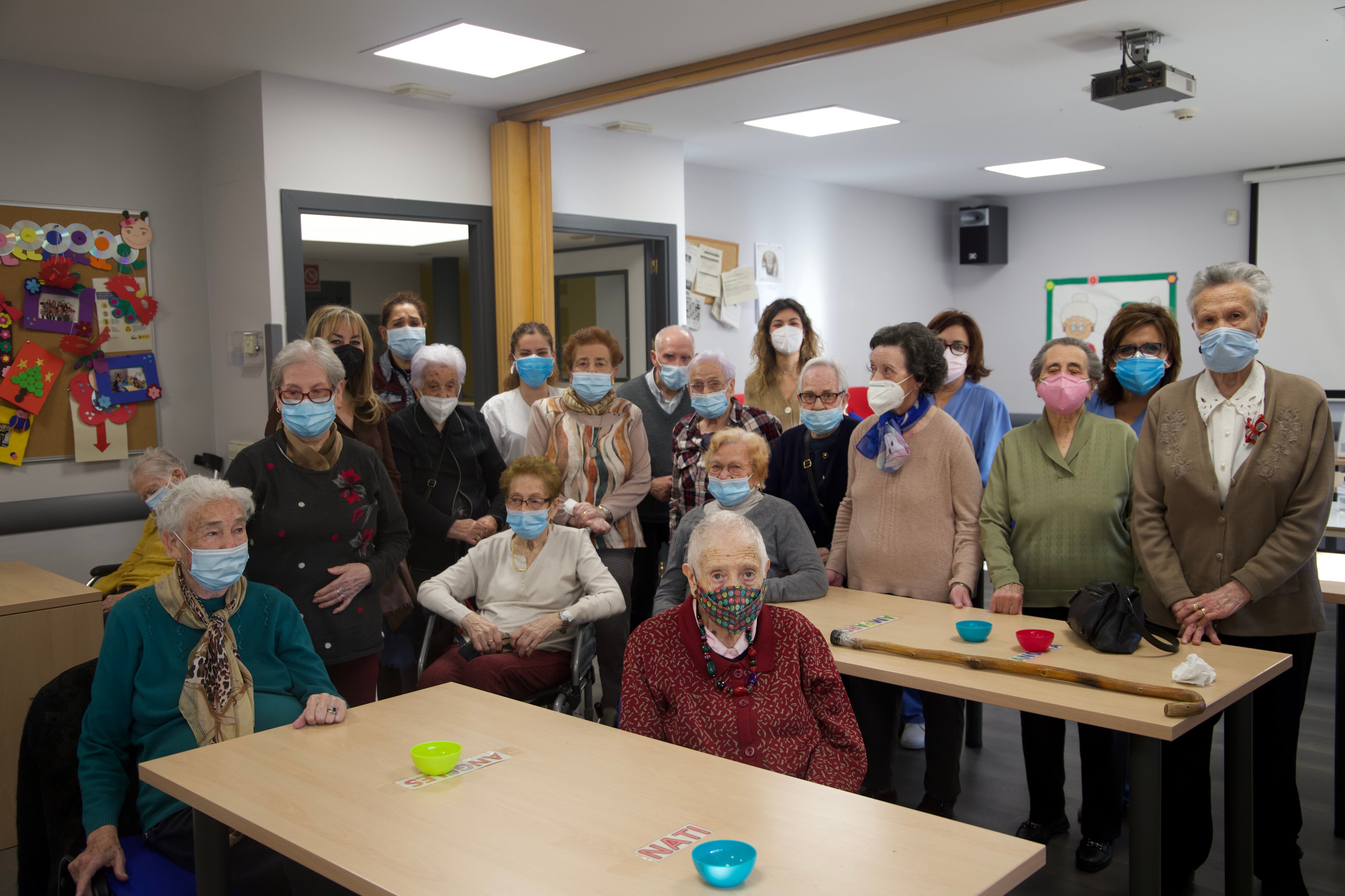 Usuarios y equipo directivo y técnico del Centro de Día &#039;Dos Ríos&#039; del barrio de Villarromán en Cuenca.