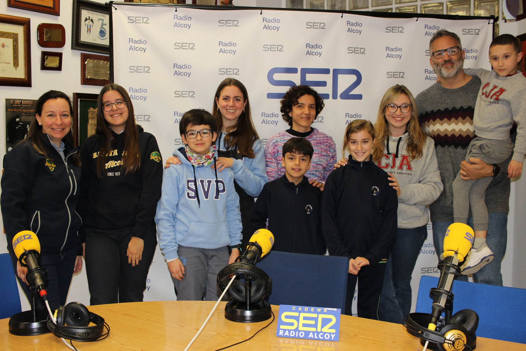 Profesores y alumnos en el estudio central de Radio Alcoy