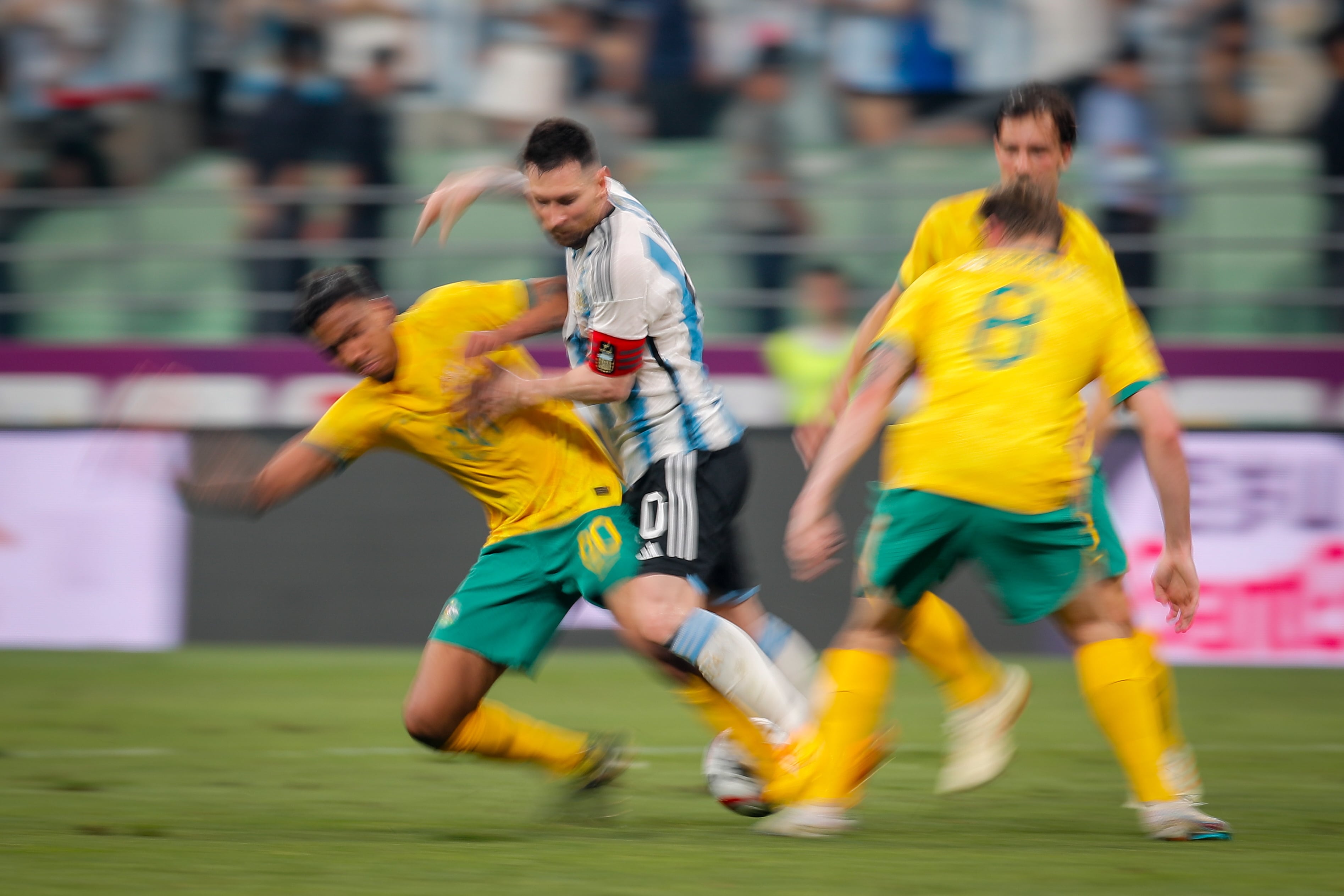 Lionel Messi regatea a Keanu Baccus en el partido entre Argentina frente a Australia