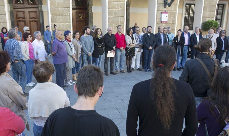 Imagen de la concentración en Cádiz para condenar los atentados de París y Beirut