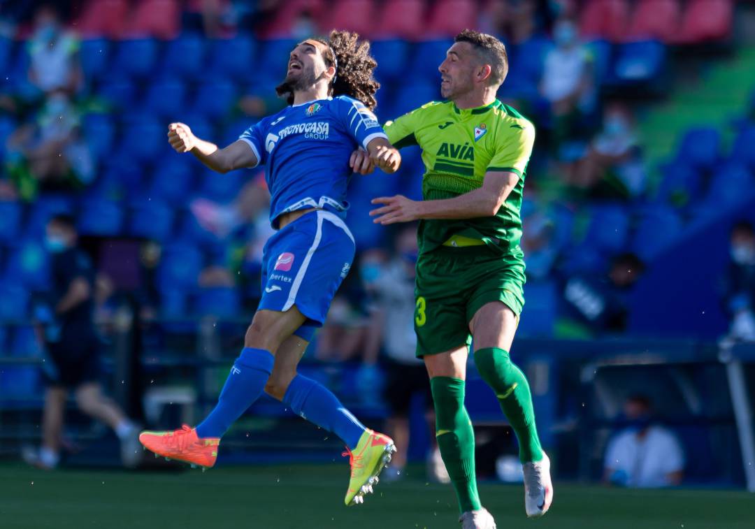 Cucurella peleando un balón aéreo durante el Getafe - SD Eibar