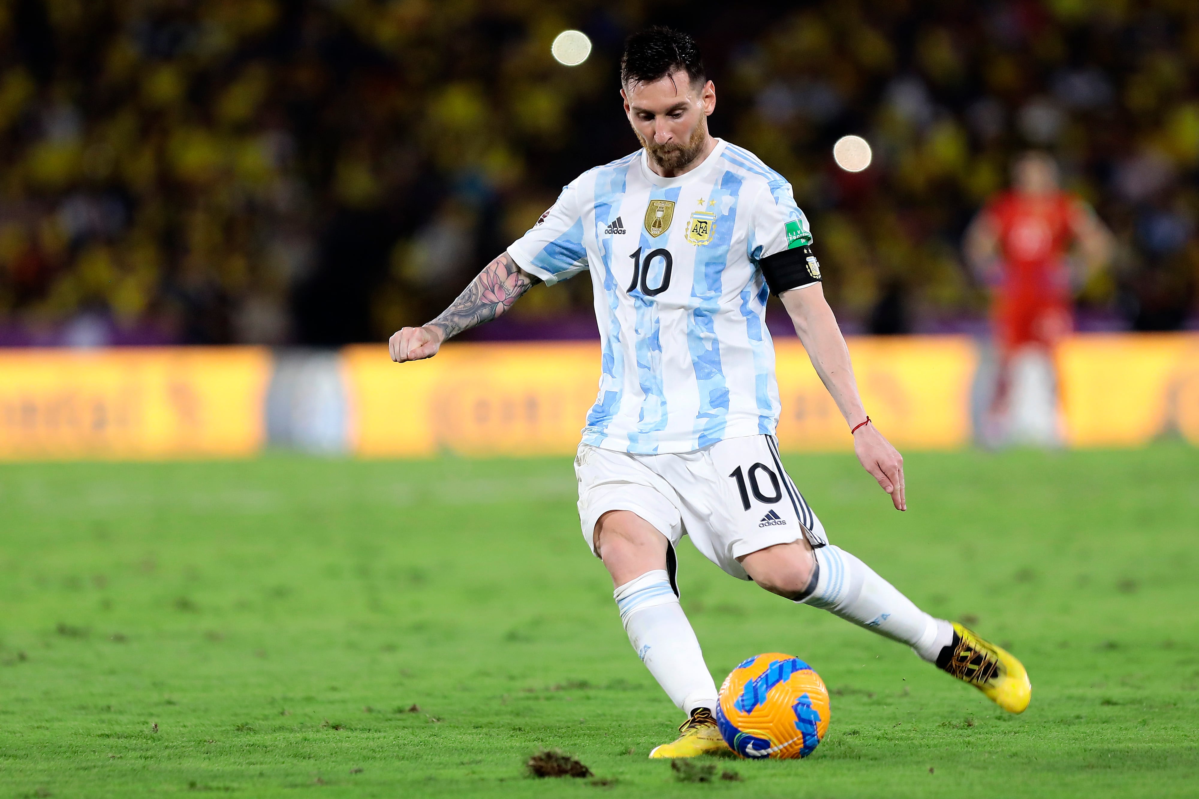 Leo Messi, con Argentina, durante un partido de la fase de clasificación para el Mundial de Qatar