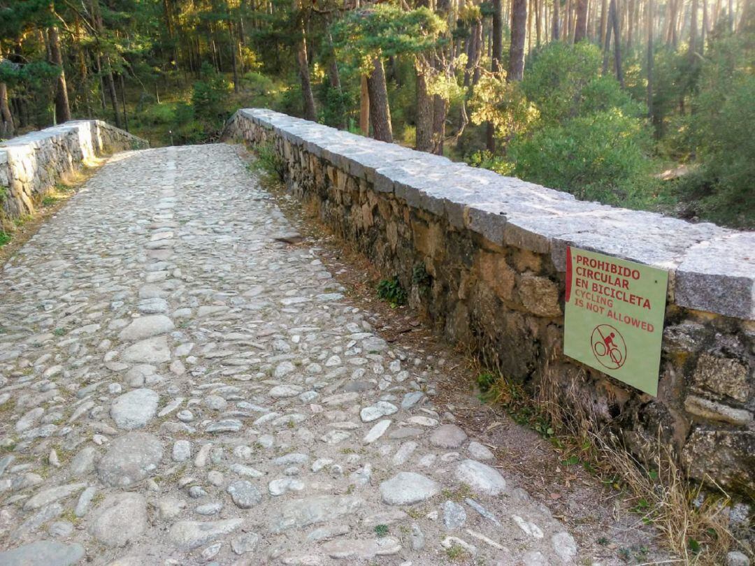 Cartel que prohíbe circular en bicicleta en el entorno de las Pesquerías Reales