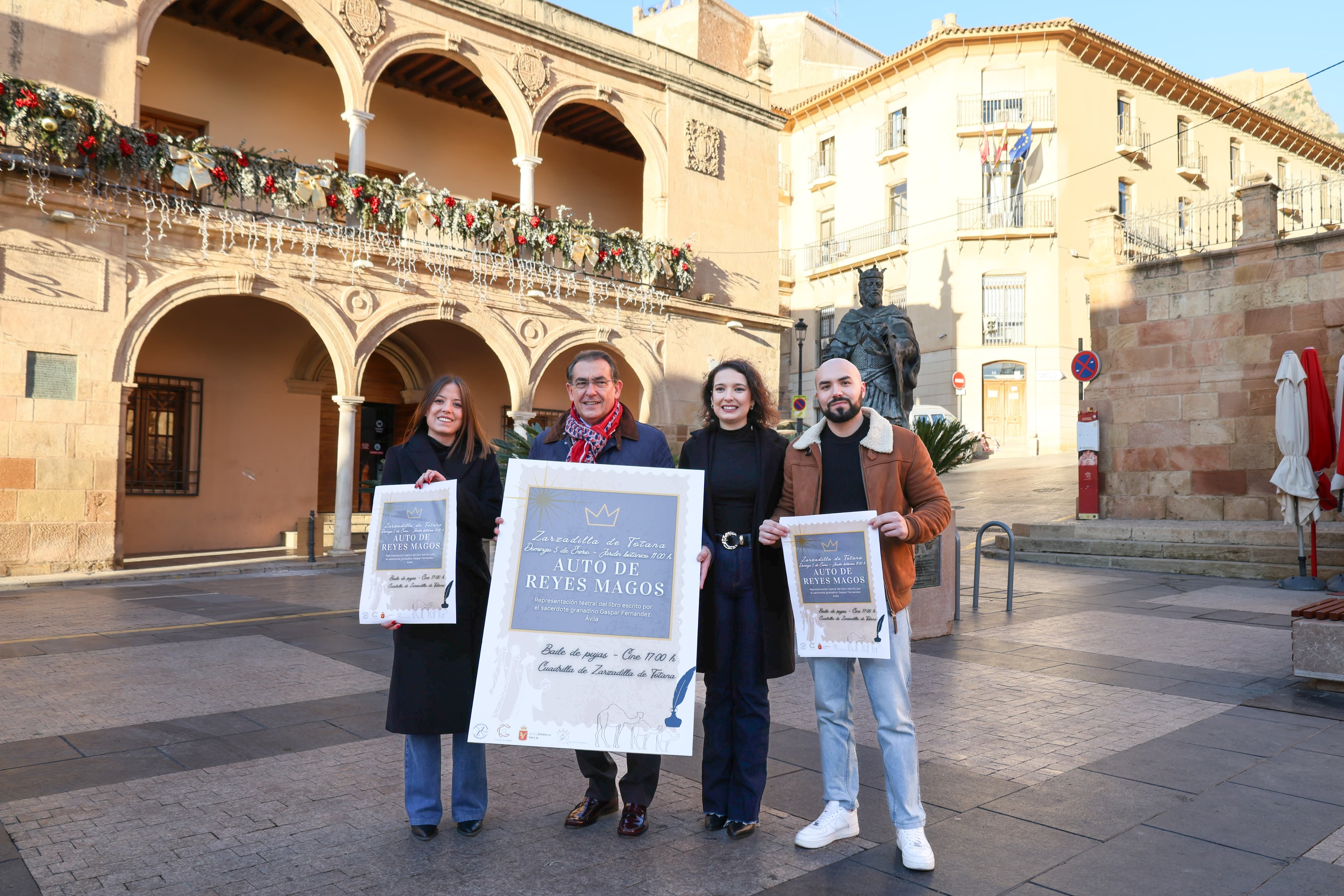 Santiago Parra, concejal de Cultura junto a Bartolomé Navarro, Rafael Martínez y Gregorio Sánchez, directores de esta curiosa representación.