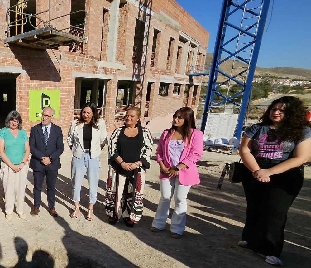 La concejala Noelia Herrera (primera a la derecha) el pasado jueves en la colocación de la primera piedra de la Residencia de Mayores, 24 horas antes de su cese
