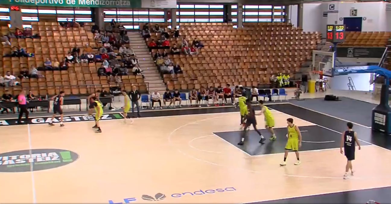 Un instante del partido de la primera vuelta, en donde se impuso el Óbila