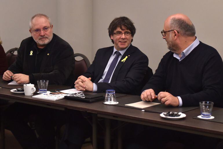 El expresidente catalán, Carles Puigdemont, junto a Lluis Puig y Eduard Pujol durante la reunción con miembros de su partido en Bruselas, el pasado 14 de marzo. 