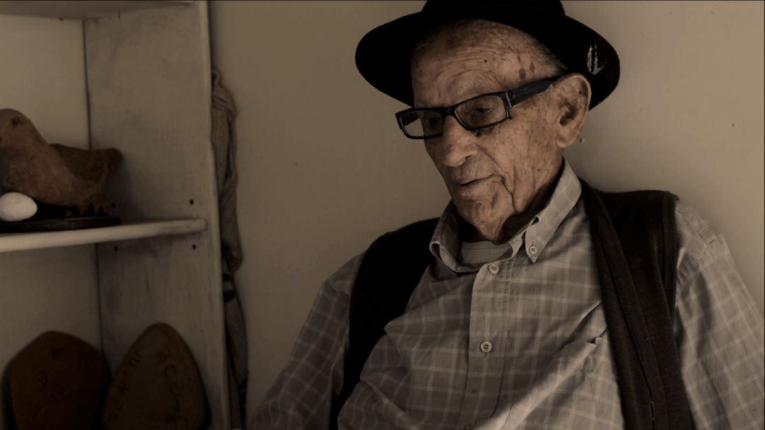 Juan Brito junto a alguna de sus figuras de barro.