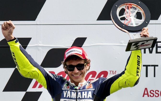 Rossi celebra su triunfo en Assen