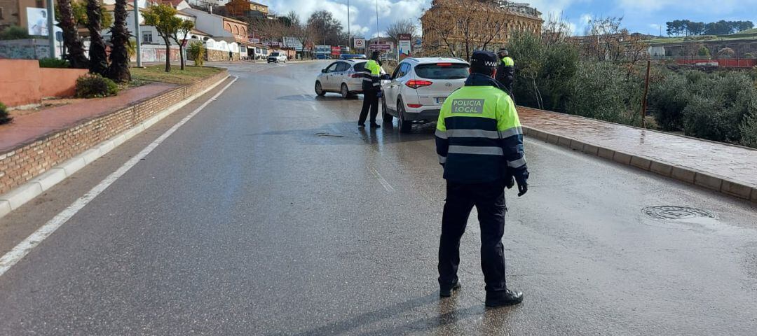 Policía Local en un control de acceso a Baeza.
