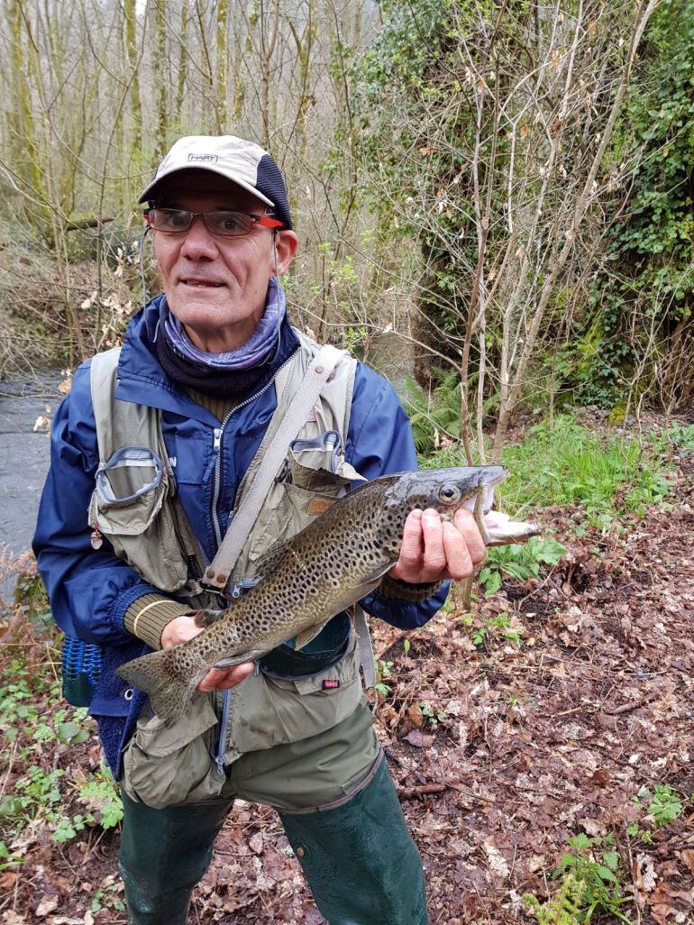 Comenzó este domingo día 18 de marzo, una nueva temporada de pesca en Ourense, como se puede ver en el foto, para el pescador ourensano, FRncisco Muñoz, la jornada fue positiva, con un buen ejemplar de una Trucha