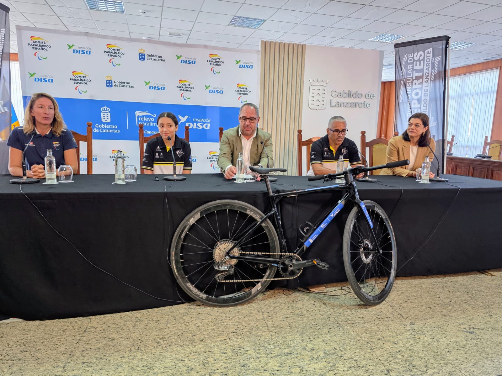 La paratriatleta lanzaroteña Victoria Velázquez junto a las autoridades.