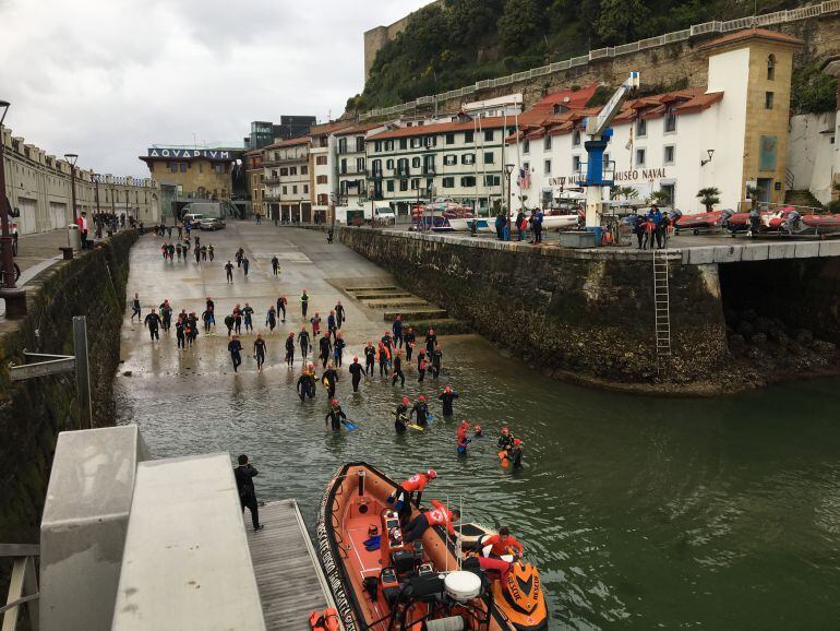 Aspirantes a socorristas realizando las pruebas en el muelle donostiarra