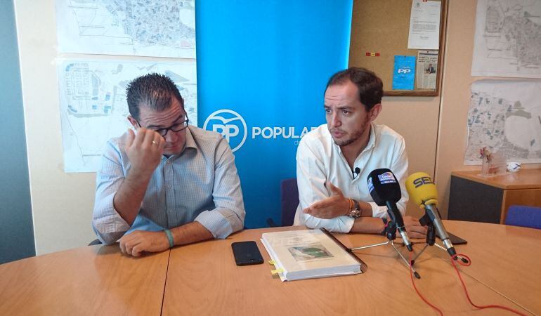 El portavoz popular en Fuenlabrada, Sergio López, junto a su concejal Alberto Pérez Boix