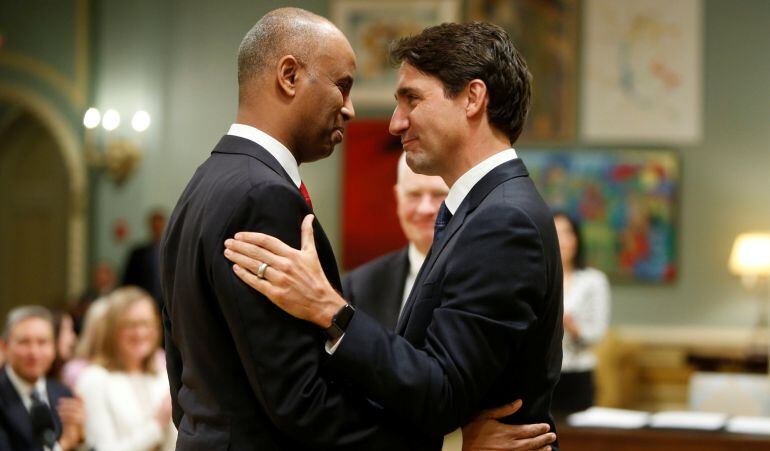 Justin Trudeau junto a Ahmed Hussen durante su nombramiento.