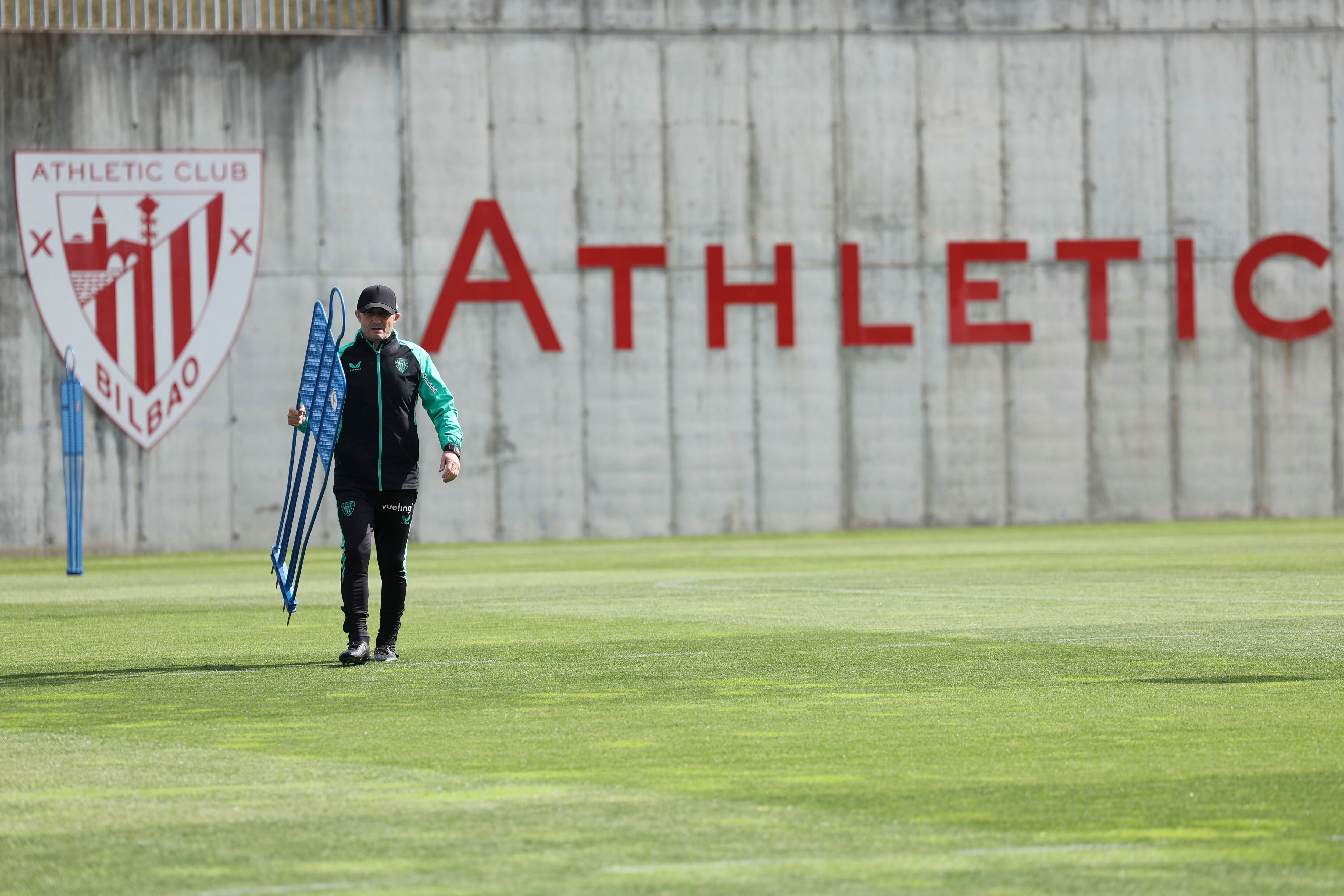 GRAFCAV6213. LEZAMA (BIZKAIA), 15/04/2025.- El entrenador del Athletic de Bilbao, Ernesto Valverde este martes prepara el partido frente a los escoceses. El Athletic Club superó dos de las cuatro eliminatorias de competiciones europeas en las que encaró el partido de vuelta en San Mamés tras empatar sin goles como visitante en la ida, como en el cruce frente al Rangers escocés que se resolverá el próximo jueves en 'La Catedral'. EFE/Luis Tejido