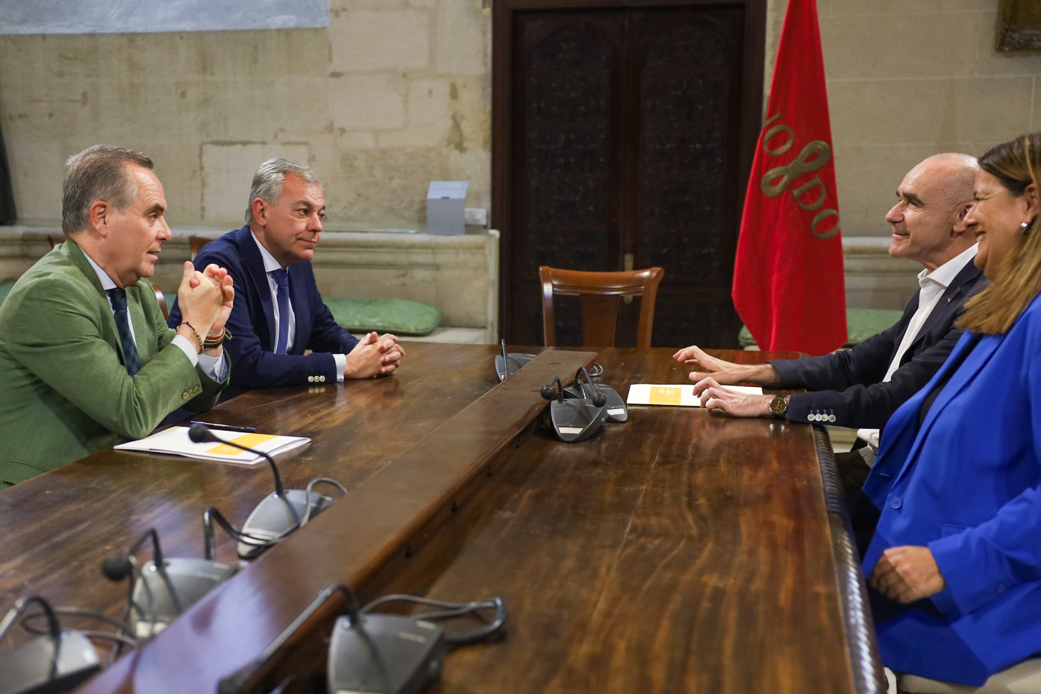 Reunión en el Ayuntamiento de Sevilla entre el alcalde y los portavoces de la oposición sobre los presupuestos.