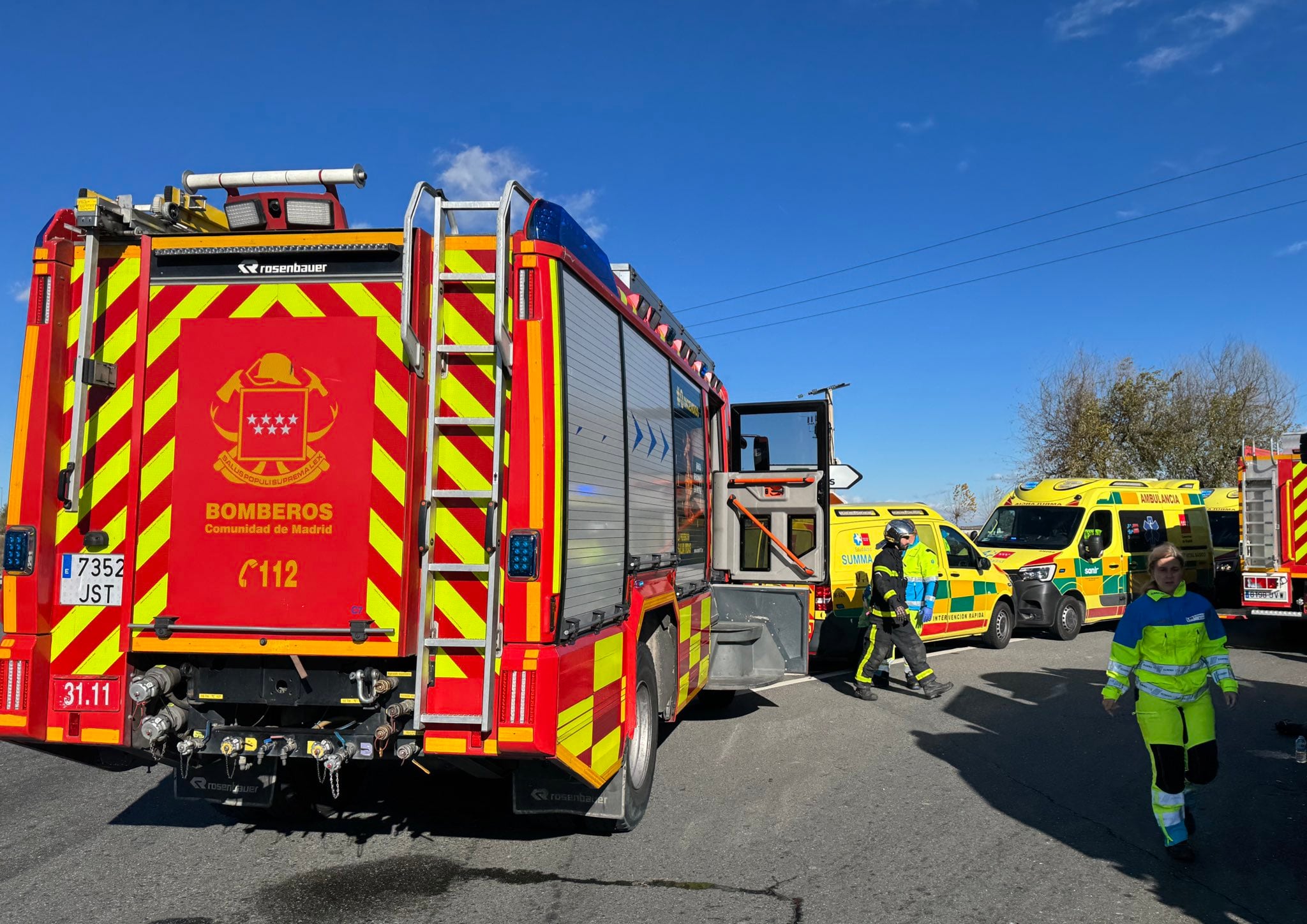 Otros bomberos y el SUMMA 112 actuando en el lugar del accidente