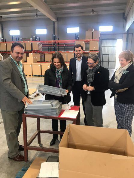 La delegada del gobierno, Ana Cobo, visita las instalaciones de Plásticos Alcaudete