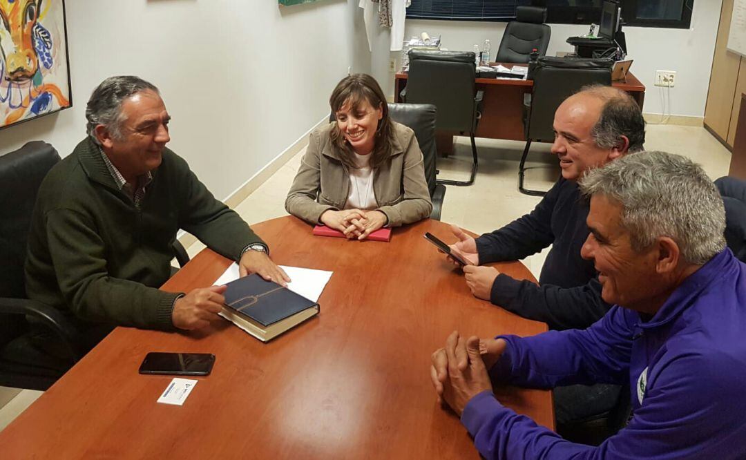 Laura Álvarez con los respresentantes del fútbol base de Jerez  