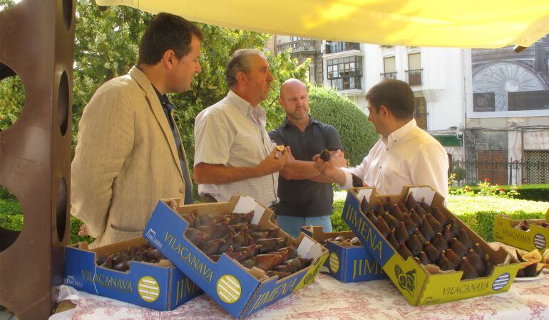 Puesto de exposición de producto en la presentación de la IV &#039;Muestra de la Breva de Jimena