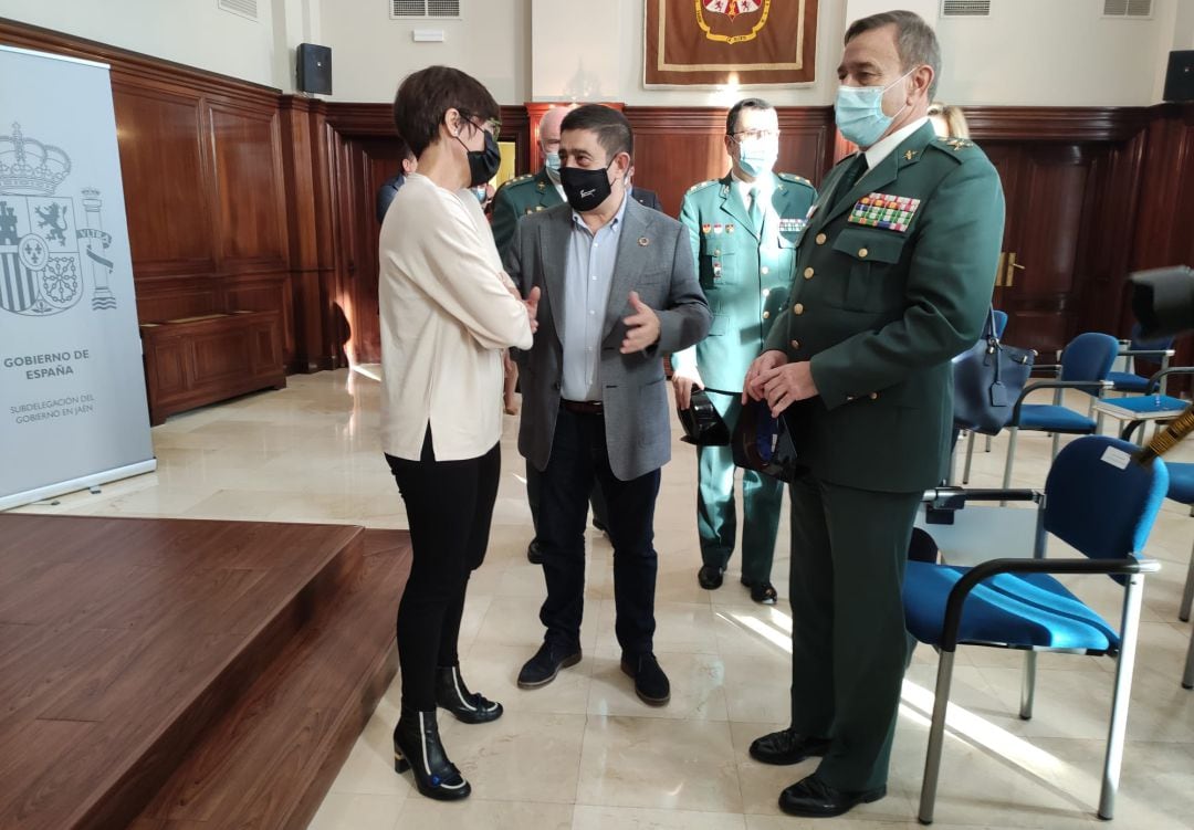 María Gómez, directora general de la Guardia Civil, charla con el presidente de la Diputación Provincial de Jaén, Francisco Reyes