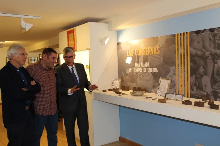 Juan Manuel Vieites conversa con Lluís Galocha durante la inauguración de la exposición